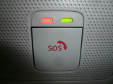 SOSコールは急病時やあおり運転被害などの危険を感じた時スイッチを押すと専門のオペレータに繋がって警察や消防への連携をサポートしてくれます。万が一の事故発生時にはエアバッグ展開と連動して自動通報します。