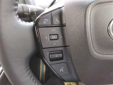 ステアリングリモコン付きで運転中に視線を落とさずオーディオ等の操作が出来ます。