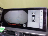 パノラミックビューモニターを装備。駐車場や交差点でクルマを真上から見るように周囲を確認できます。機能の詳細は販売店スタッフまでおたずねください。