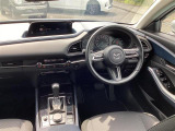 メーターも各種スイッチも確認しやすい運転席です。