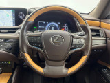 【ウッドコンビステアリング】高級感ある木目調パーツを採用した手に良く馴染むコンビハンドル。運転席廻りの雰囲気も一気に豪華になります!
