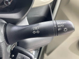 【オートライト】周りの明るさに応じて自動でヘッドライトの点灯・消灯ができる機能です!ライトの付け忘れ・消し忘れなどが無くなり、雨の日や夕方の走行も安心!