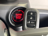 【Hondaスマートキー】カバンやポケットに入れたままでもドアの施錠・解錠が可能なスマートキーを装備。エンジンのオン・オフ時もカギを取り出す必要が無いからとっても便利です♪