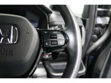 Hondaセンシングの機能のひとつ、アダプティブクルーズコントロール付!アクセルから足を離しても設定したスピードと前車との車間を保ち走行してくれます!車線維持もアシスト☆高速道路で疲労軽減ですね☆