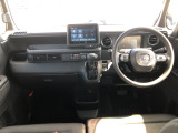 【インパネ全体】手が届きやすく、どなたでも運転しやすいです。シンプルで使いやすい設計になっています!