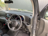 ガラスエリアが広く見晴らしのいい運転席。疲れにくいシートと相まって、安全快適に日常をサポートしてくれます。