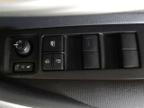 パワーウィンドウスイッチで運転席から全席の窓の開閉ができます。