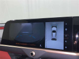 【パノラミックビューモニター】車を真上から見た状態をナビに映し出し、駐車時などをサポート☆クルマの斜め後ろなど、目が届きにくい箇所も確認できるため、いち早く障害物に気が付くことができます!