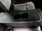 運転席・助手席の間にカップホルダー2個付きのアームレストが付いているので長時間のドライブも快適になります!!