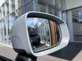 リアバンパーに内蔵されたミリ波レーダーにより、後方から接近する車の存在を知らせるBLISに、インジケーター点灯中に車線変更などした場合に、ステアリングを自動修正するステアリングアシスト機能が付きます。
