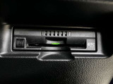 スッキリと収まった純正ビルトインETCが付いています。料金所も止まる事なくスムーズに追加できます。