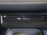 車内でCD DVDのメディアが楽しめます。