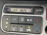 【オートエアコン】一度お好みの温度に設定すれば、車内の温度を検知し風量や温度を自動で調整。暑い&hellip;寒い&hellip;と何度もスイッチ操作をする必要はありません。快適な車内空間には必須の機能ですね♪