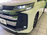 【LEDヘッドライト (メーカーオプション)】悪天候や夜間走行時も良好な視界を確保し安心して運転できる高輝度LEDヘッドライトを装備!点灯速度が早く、消費電力も抑えられています。