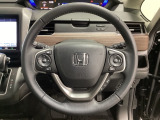 ハンドルにHondaセンシング系のクルーズコントロールやレーンキープアシストなどのスイッチと、オーディオの操作スイッチが装備されています。ハンドルから手を離さず安全に操作できます。