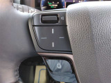 ステアリングリモコン付きで運転中に視線を落とさずオーディオ等の操作が可能です。