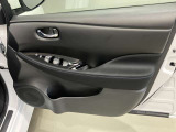 【運転席ドア】ボトルホルダーや収納ポケットが付いているので運転席周りもスッキリ保てます★