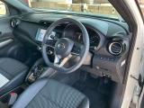 快適に運転できるドライブポジション!運転席シートリフターとシートスライドで、無理のない運転姿勢がとれます。