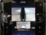 左右のサイドカメラ映像を同時に表示し、車両周囲の死角をしっかりカバー。狭い道や駐車時の接触リスクを減らし、安心して操作できる視界を確保します。