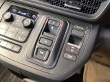 ワンアクションでスムーズな運転を支援する、エレクトリックギアセレクターに、パーキングブレーキは、電子制御パーキングブレーキです。