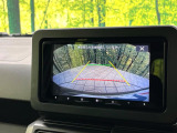 【バックカメラ】駐車時に後方がリアルタイム映像で確認できます。大型商業施設や立体駐車場での駐車時や、夜間のバック時に大活躍!運転スキルに関わらず、今や必須となった装備のひとつです!