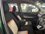 運転席の画像です。足元やシートまわりに余裕があり、リラックスした姿勢で運転が可能です。視界も良好で操作系へのアクセスもしやすく、快適で安心感のあるドライブをサポートします。