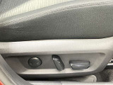 運転席パワーシートです。スイッチ1つで簡単に調節できます