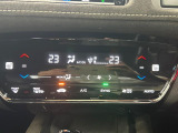 【左右独立型フルオートエアコン】運転席と助手席でそれぞれお好みの温度に設定可能。同乗者にも配慮した、快適な空調をお届け致します。