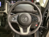 ハンドルにHondaセンシング系のクルーズコントロールやレーンキープアシストなどのスイッチと、オーディオの操作スイッチが装備されています。ハンドルから手を離さず安全に操作できます。