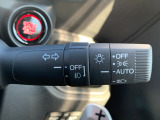 ■オートライト■車外の明るさに応じて、自動的にライトの点灯・消灯をしてくれます。トンネルが続くような道でも、いちいちライトスイッチを操作する必要がありません。消し忘れの心配もありません。