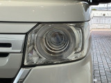 LEDヘッドライトは、点灯の瞬間から最大光量を発揮し、突然暗くなるトンネルなどでの安定感を高めます。