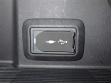 充電用USB端子付き。スマートフォンなどの充電に便利です。