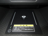 ワイヤレス充電器がついています。対応スマートフォンを置くだけで充電が可能です。