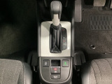 CVT車のセレクトレバーです。低速から高速まで、変速ショックのないスムーズな走りと、エンジン効率のよい領域を維持して燃費にも貢献します。サイドブレーキはスイッチ操作の電子制御パーキングブレーキです。
