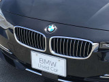 左右のキドニー・グリルの中心にはBMWのエンブレムが鎮座し、個性を放つデザイン性を兼ね備えました。