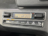 【オートエアコン】一度お好みの温度に設定すれば、車内の温度を検知し風量や温度を自動で調整。暑い&hellip;寒い&hellip;と何度もスイッチ操作をする必要はありません。快適な車内空間には必須の機能ですね♪