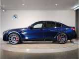 【拘りのFR】BMWが多く採用するFR車。ダイレクトでスポーティな加速感・シャープなハンドリングを実現。縦置きエンジンレイアウトにより、フラットで上質な乗り味です。