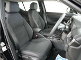 運転席のスペースはゆったりしていて、視界も広く確保されているので普段の運転からロングドライブまで快適です。
