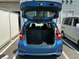 バックドアは大きく開きます。定員乗車時でも十分広いラゲッジスペースを確保しています