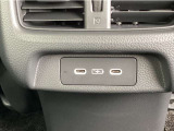 リア席用にも便利な受電用USBタイプC用コネクターを2個装備しています。これで家族全員スマホを充電し放題ですね♪