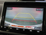 バックモニターで、駐車時に見えにくい後方をしっかり確認できます。