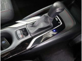 シフトパターンです。電気式のパーキングブレーキを採用してます。また車種・グレードによっては走行モードも変える事も!
