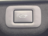 【パワーバックドア】スマートキーや運転席のボタンを押すだけでリアゲートが自動で開閉します!荷物を持っている時や、高い位置にあるバックドアを閉める際に便利な機能です♪