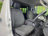 運転席まわりには十分なスペースがあり、大柄な方でもゆったり運転していただける環境です。