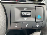 【プロパイロット】搭載。高速道路同一車線内走行時に、ステアリング、アクセル、ブレーキ操作をクルマがサポート。ドライバーの負担を軽減します。