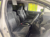 運転席まわりには十分なスペースがあり、大柄な方でもゆったり運転していただける環境です。