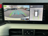 アラウンドビューモニターです。上空からお車の周りを見る感覚で表示されますので、車庫入れも安心です。