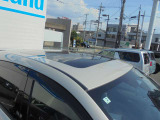 室内を明るくしてくれますので、開放感がアップするサンルーフ搭載!