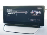 こちらのお車には先進安全装備が多数搭載されています。衝突被害を回避あるいは軽減するためのブレーキや、後方死角からの接近警報、車線逸脱を防止する警報装置など、詳しくはスタッフまでお尋ねください。