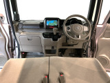 【前方視界】開放的な前方視界!運転がしやすく疲れにくいです♪窓が大きく、見通しがとっても良いおクルマですよ♪